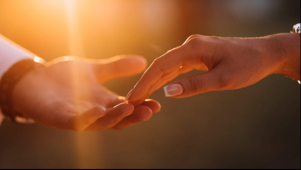 Un homme et une femme se donnent la main