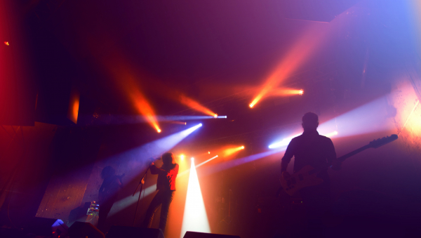 Concert avec des lumières oranges et blanches en décor
