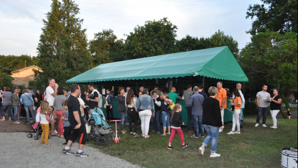 Groupe de personnes rassemblées pour un moment festif